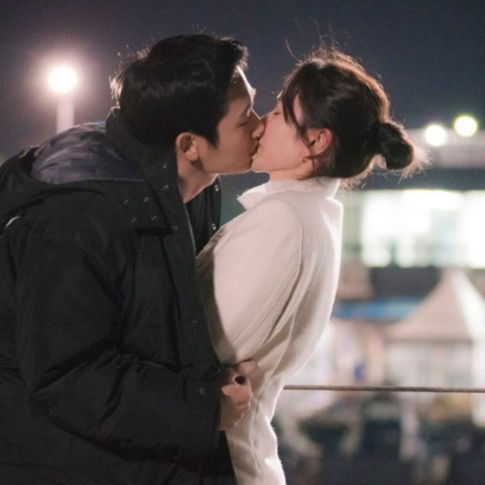 Thái Lan remake “Trạm kế tiếp là hạnh phúc”: Cặp chị em hơn kém 16 tuổi xác nhận hẹn hò ngoài đời