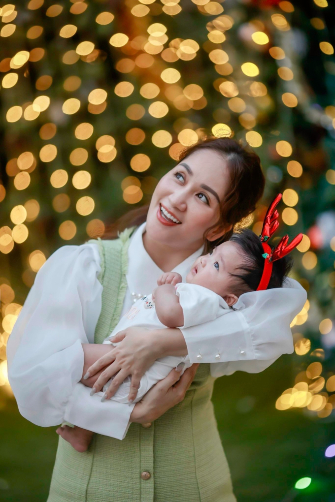 Phan Hiển khoe ảnh hạnh phúc bên vợ con dịp Noel 2023, tiết lộ gia đình có 4 em bé