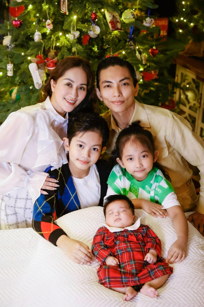 Phan Hiển khoe ảnh hạnh phúc bên vợ con dịp Noel 2023, tiết lộ gia đình có 4 em bé