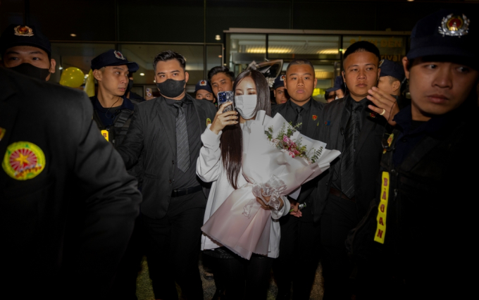 Hyomin (T-ara) đổ bộ sân bay Nội Bài trong vòng vây của hàng trăm fan hâm mộ