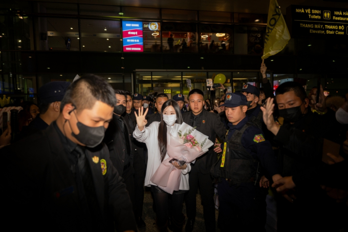 Hyomin (T-ara) đổ bộ sân bay Nội Bài trong vòng vây của hàng trăm fan hâm mộ