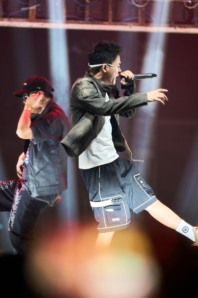 B Ray cùng Young H tái hợp sau 8 năm, kết hợp dàn thí sinh Rap Việt bắn liên hoàn hit tại Mini Show