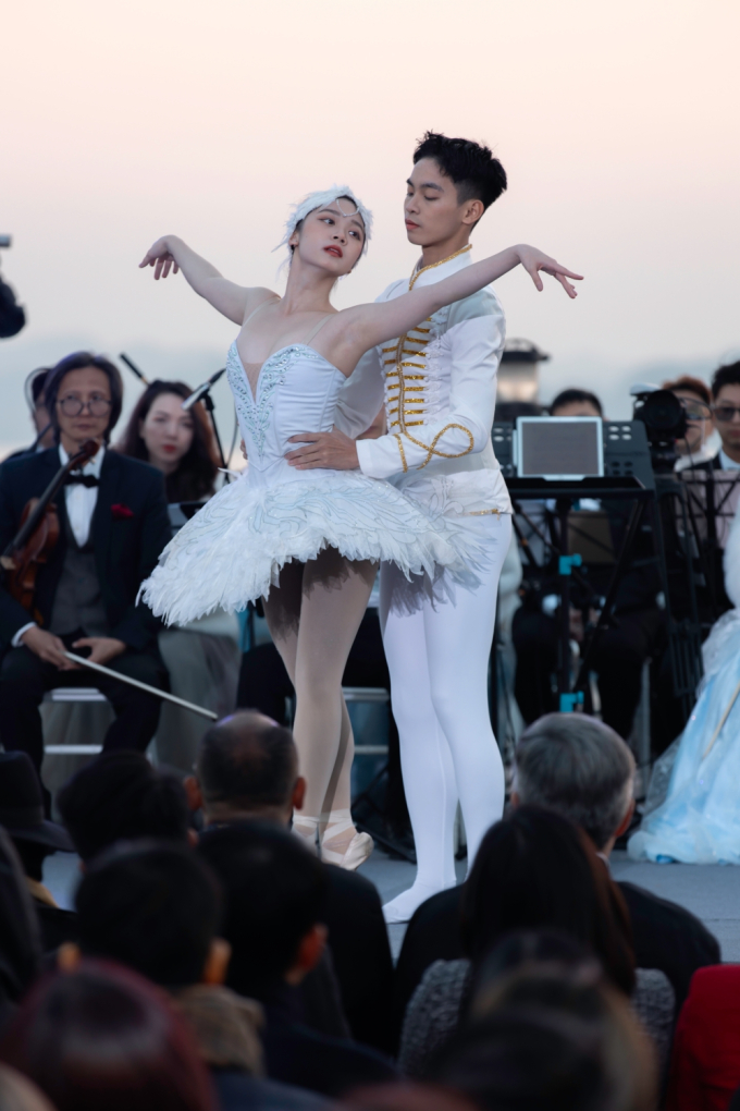 Dàn nhạc giao hưởng của Đồng Quang Vinh biểu diễn Titanic trên vịnh Hạ Long
