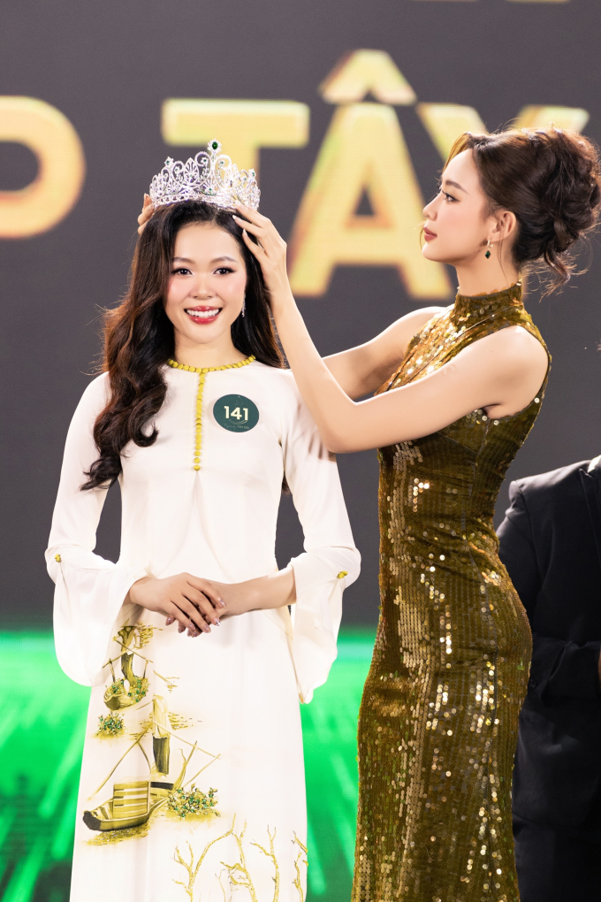 Nguyễn Ngọc Kiều Duy đăng quang Người đẹp Tây Đô 2023: Top 2 ứng xử tiếng Anh cực ấn tượng