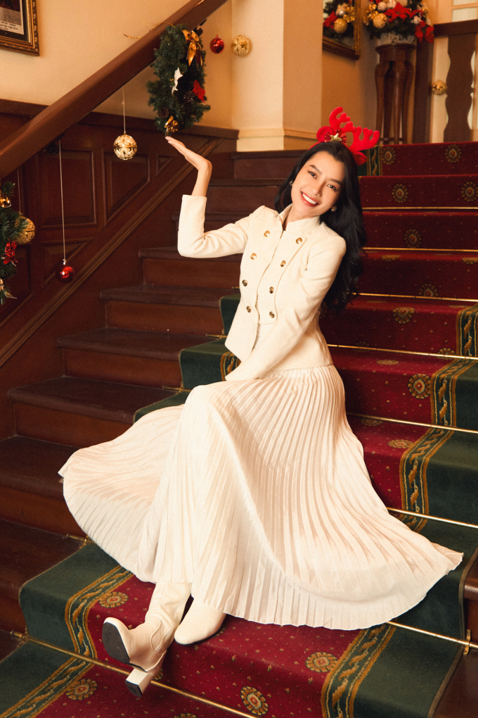 Thí sinh Miss Cosmo Vietnam 2023 khoe sắc rạng rỡ trong bộ ảnh đón giáng sinh trước thềm đêm thi bán kết