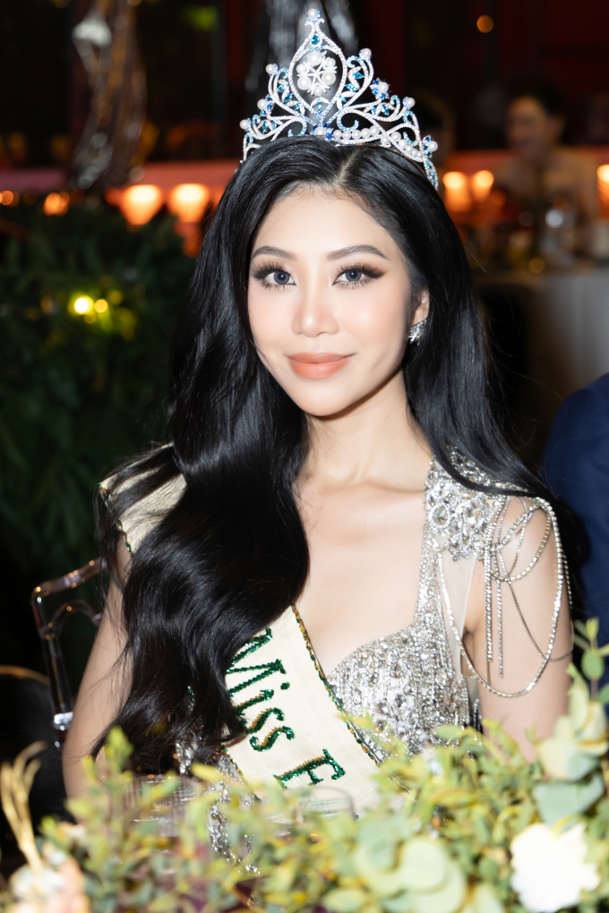 Trương Ngọc Ánh đầy quyền lực khi đọ sắc cùng Top 4 Miss Earth 2023 hậu đăng quang trong tiệc giáng sinh