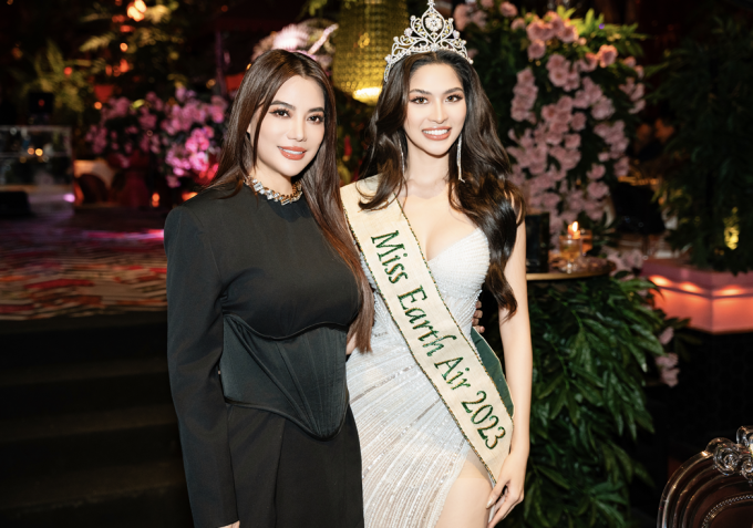 Trương Ngọc Ánh đầy quyền lực khi đọ sắc cùng Top 4 Miss Earth 2023 hậu đăng quang trong tiệc giáng sinh
