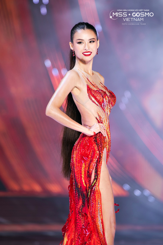 Mãn nhãn đêm thi bán kết Miss Cosmo Vietnam 2023: Top 38 biến hóa liên tục từ bikini, dạ hội đến trang phục dân tộc