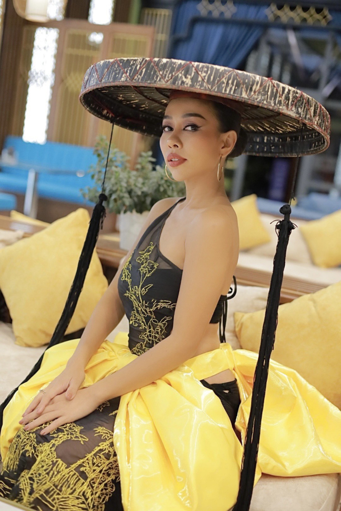 Thảo Trang mang cánh chim khổng lồ dài 2m, trình diễn ca khúc mới tại bán kết Miss Cosmo Vietnam
