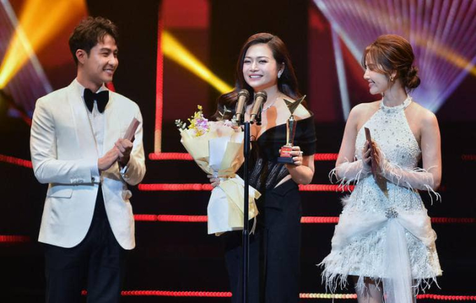 NSƯT Kiều Anh xúc động khi giành giải Diễn viên nữ ấn tượng VTV Awards 2023