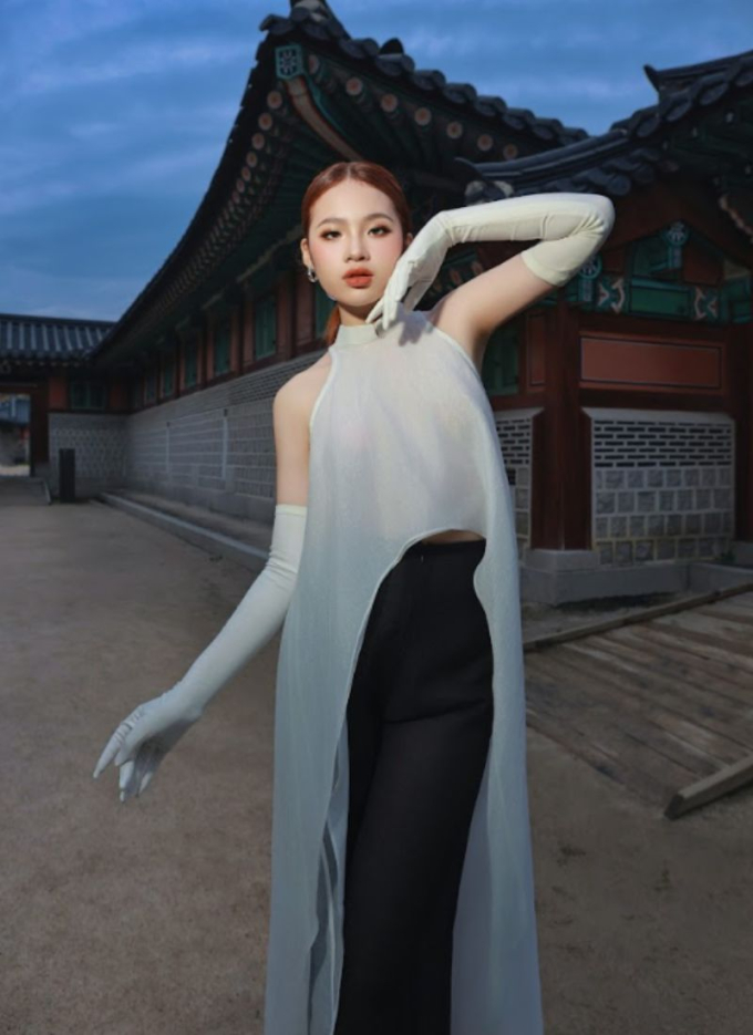 Mẫu nhí Bảo Hà diện thiết kế khoe vai trần gợi cảm giữa thời tiết 2 độ C tại Hàn Quốc