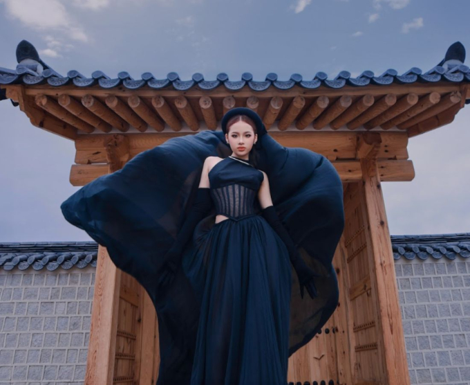 Mẫu nhí Bảo Hà diện thiết kế khoe vai trần gợi cảm giữa thời tiết 2 độ C tại Hàn Quốc
