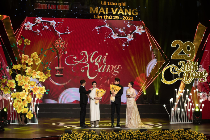 Huỳnh Lập nhận giải Mai Vàng sau 5 năm trở lại sân khấu với nhân vật chú Ba trong vở “Mẹ hát rong”