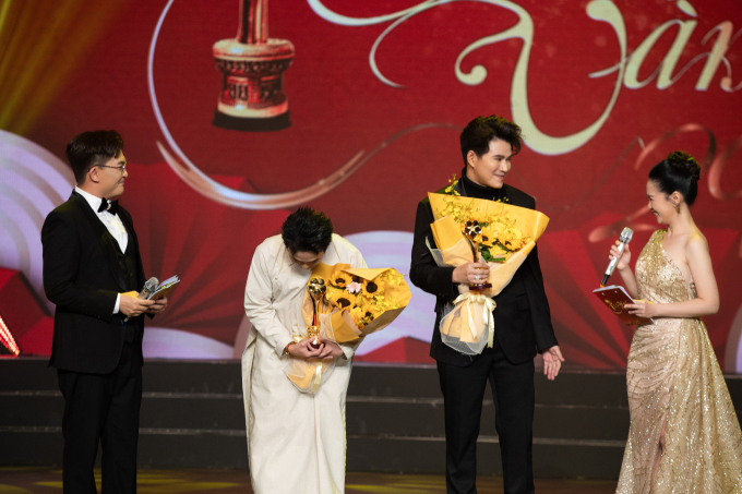 Huỳnh Lập nhận giải Mai Vàng sau 5 năm trở lại sân khấu với nhân vật chú Ba trong vở “Mẹ hát rong”
