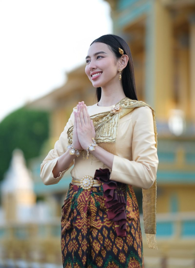 Thuỳ Tiên diện trang phục truyền thống Campuchia, tặng quà cho người dân có hoàn cảnh khó khăn