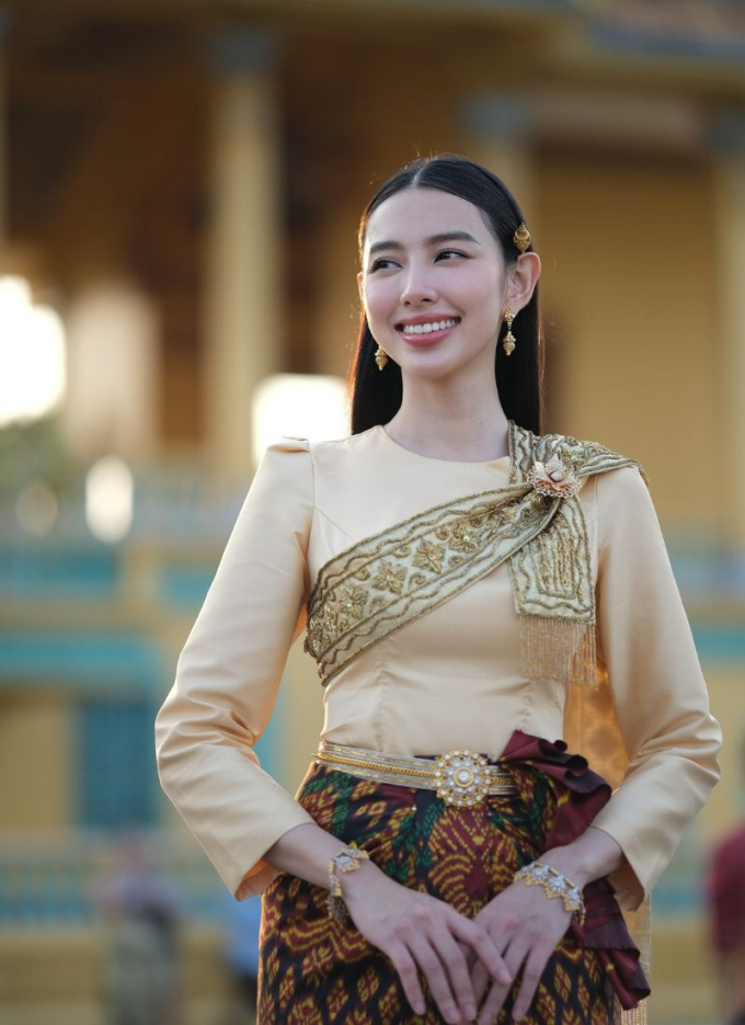 Thuỳ Tiên diện trang phục truyền thống Campuchia, tặng quà cho người dân có hoàn cảnh khó khăn