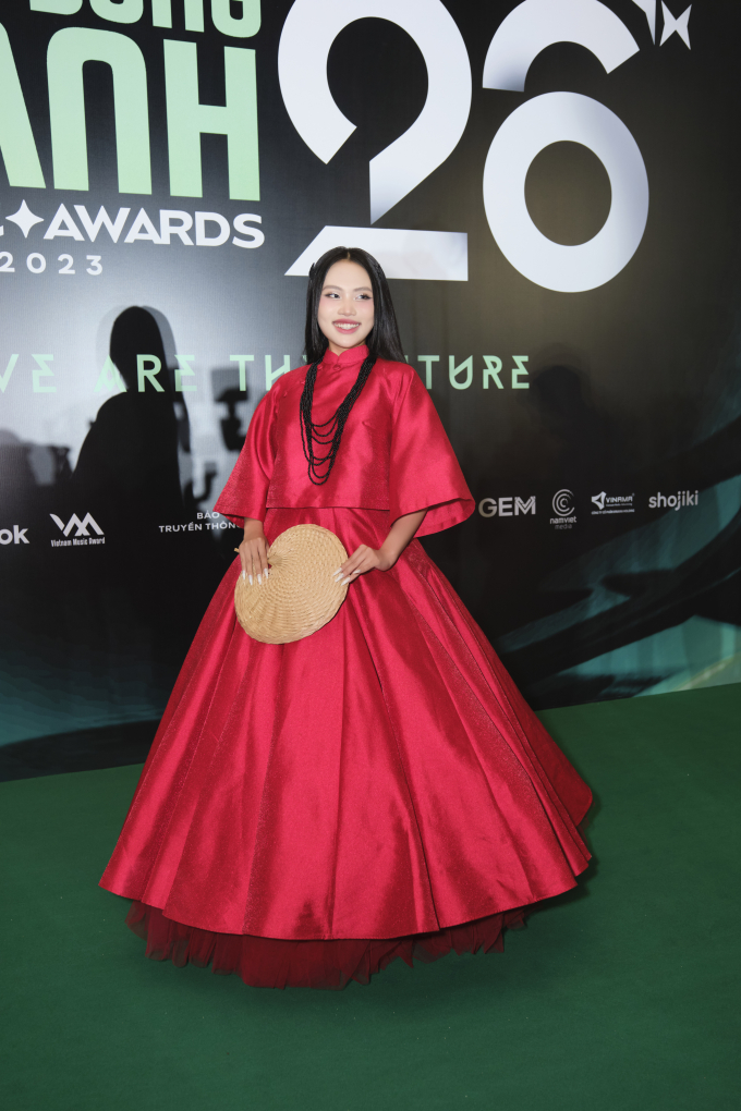 Thảm đỏ Làn sóng xanh 2023: Thùy Tiên đẹp lộng lẫy, HIEUTHUHAI - Negav khoe visual chiếm trọn spotlight
