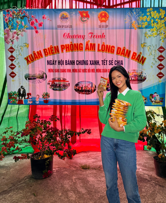 Hoa hậu H’Hen Niê dành toàn bộ lúa gạo nhà trồng thu hoạch tặng bà con vùng biên giới nhân dịp Tết Nguyên Đán