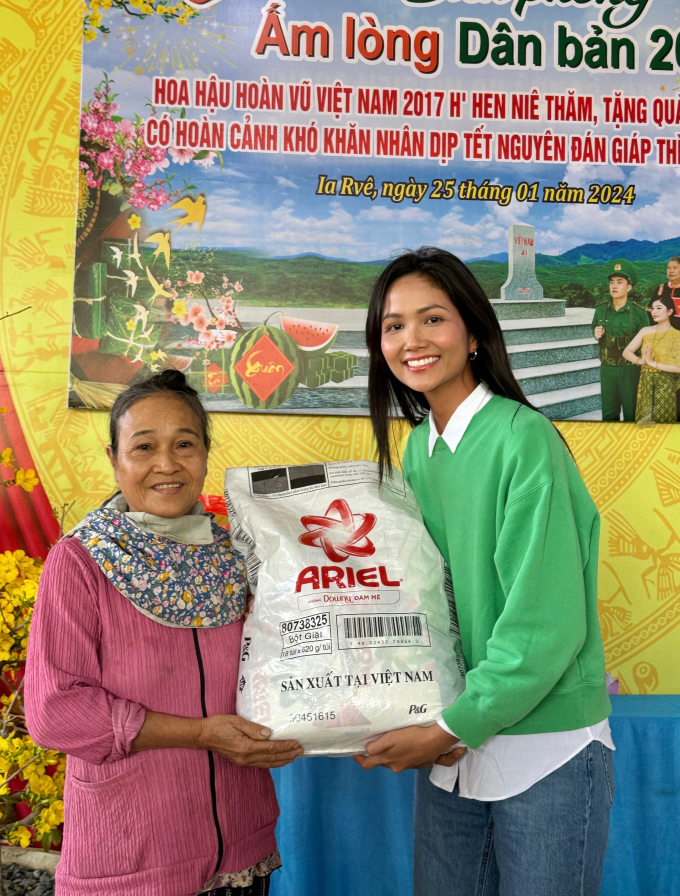 Hoa hậu H’Hen Niê dành toàn bộ lúa gạo nhà trồng thu hoạch tặng bà con vùng biên giới nhân dịp Tết Nguyên Đán
