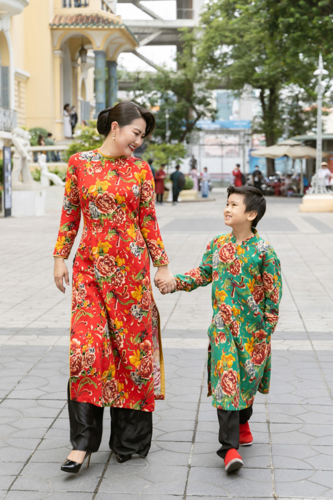 Ngọc Lan cùng quý tử dạo phố, chụp ảnh với áo dài nhân dịp Xuân Giáp Thìn 2024