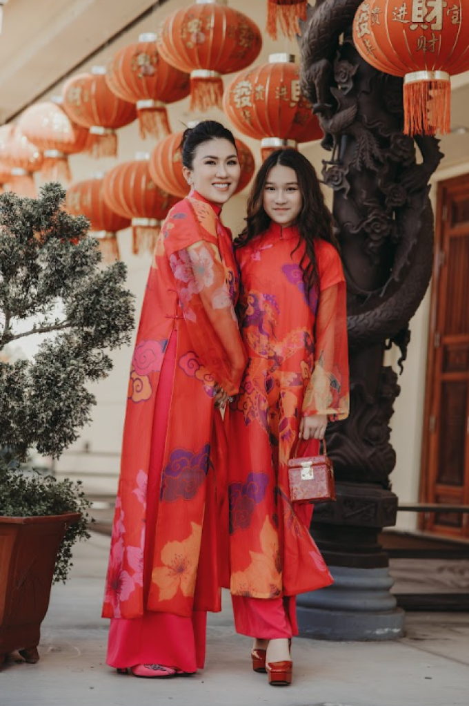 Mẹ con Fashionista Châu Lê Thu Hằng diện váy áo VUNGOC& SON dạo phố ở Mỹ