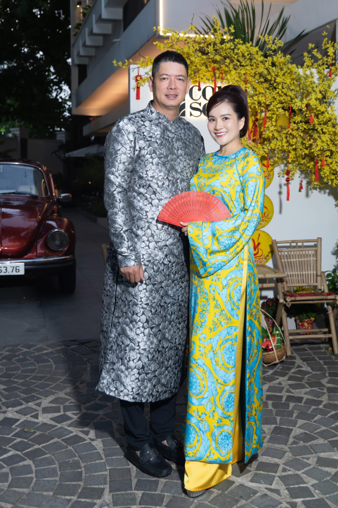 Vợ chồng Bình Minh tình tứ chụp ảnh đón xuân với bộ sưu tập áo dài mới của NTK Sương Nguyễn