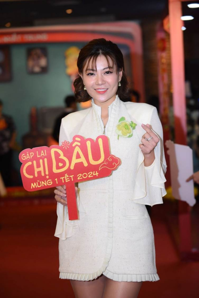 Dàn diễn viên “Gặp lại chị bầu” bị delay chuyến bay gần 5 tiếng, kéo va li lên thảm đỏ họp báo phim tại Hà Nội