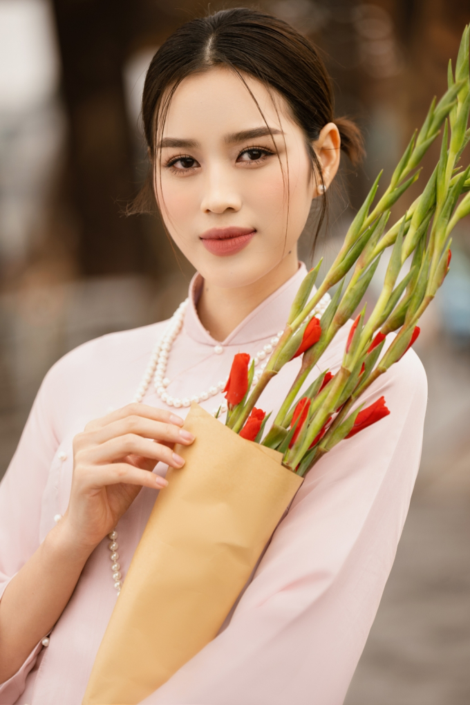 Hoa hậu Đỗ Hà diện áo dài dạo phố xuân Hà Thành trước thềm Tết Nguyên Đán