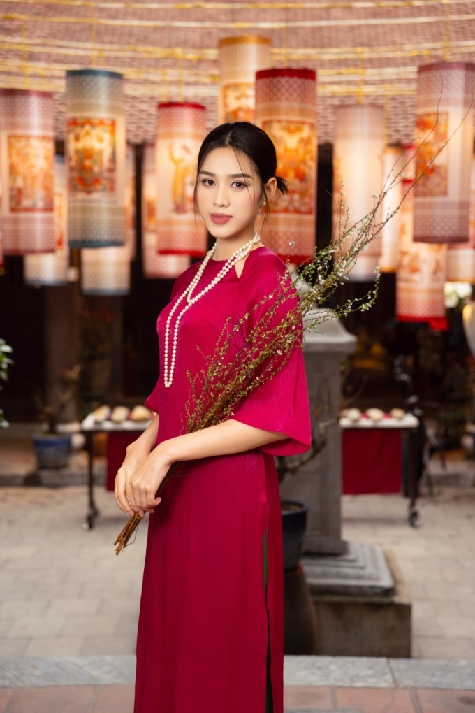 Hoa hậu Đỗ Hà diện áo dài dạo phố xuân Hà Thành trước thềm Tết Nguyên Đán