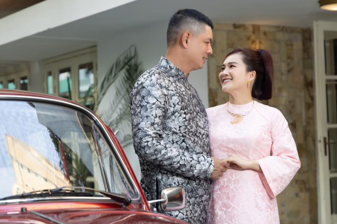 Vợ chồng Bình Minh tình tứ chụp ảnh đón xuân với bộ sưu tập áo dài mới của NTK Sương Nguyễn