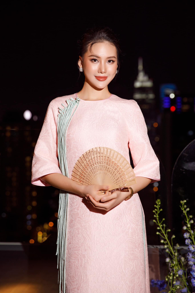 Hoa hậu Bùi Quỳnh Hoa: Tôi muốn ở gần bố mẹ nhiều hơn sau những năm về nhà ngay mùng 1 Tết