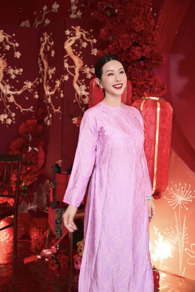 Hoa hậu Thu Hoài du lịch cùng gia đình, khoe trọn nhan sắc mặn mà ngày đầu năm mới