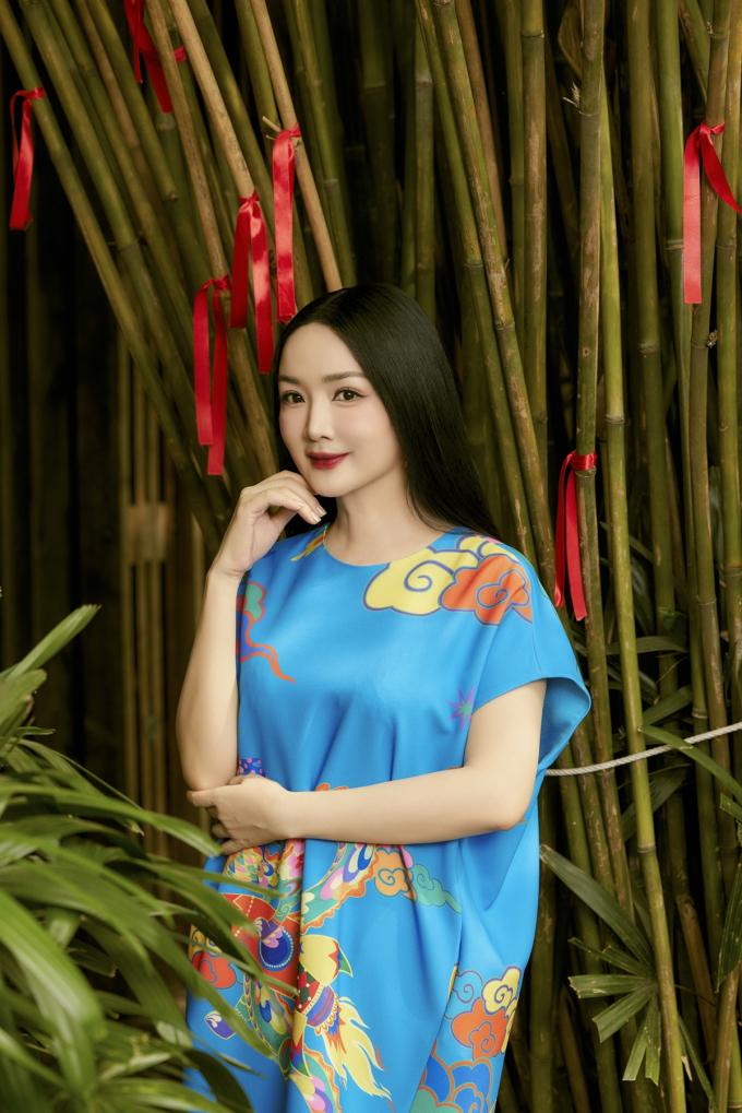 Hoa hậu Giáng My khoe nhan sắc rạng rỡ, diện 6 thiết kế của VUNGOC&SON du xuân