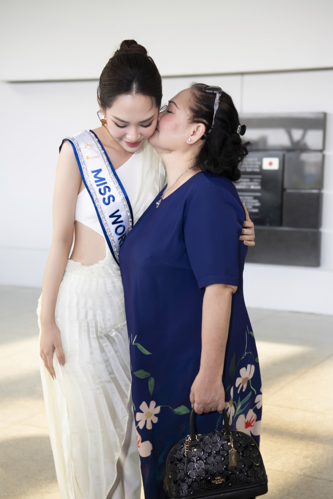 Mai Phương mang 140kg hành lý sang Ấn Độ thi Miss World, Ngọc Hằng tặng món quà cực tâm lý