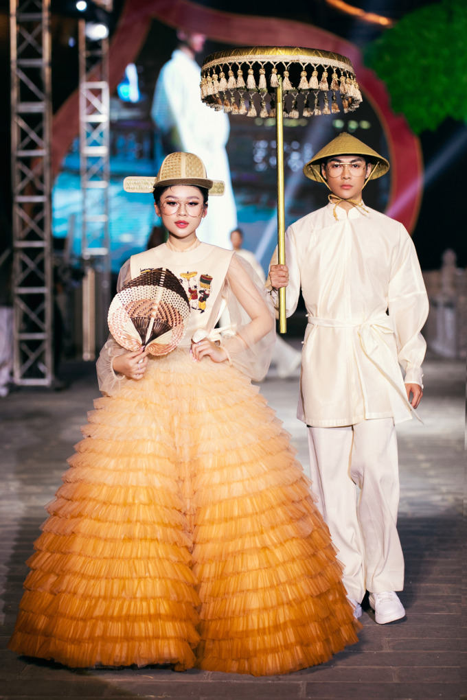 Võ Hoàng Yến hóa “Cô dâu chuột”, diện thiết kế 1000m vải của NTK Nguyễn Minh Công