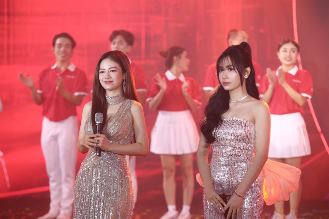 Dương Hoàng Yến diện áo dài, tự hào hát Một vòng Việt Nam tại Campuchia