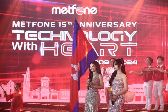 Dương Hoàng Yến diện áo dài, tự hào hát Một vòng Việt Nam tại Campuchia