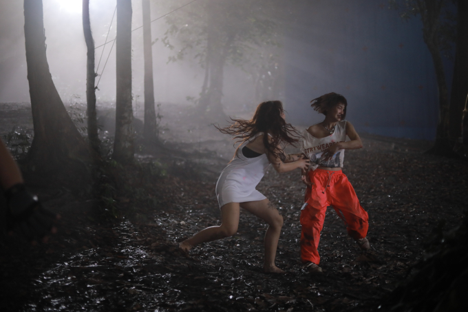 Tuấn Trần tả tơi dưới móng vuốt ác thú trong phim sinh tồn của đạo diễn Lê Thanh Sơn
