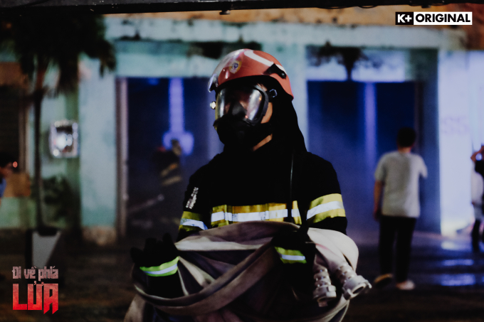 Xuân Phúc bị sặc khói, da “cháy” đen khi vào vai lính cứu hỏa trong “Đi về phía lửa”