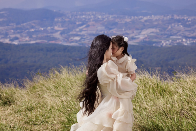 “Theo em về nhà” đạt thành tích ấn tượng, Ngọc Mai tung MV quay cùng con gái mừng lễ 08/03