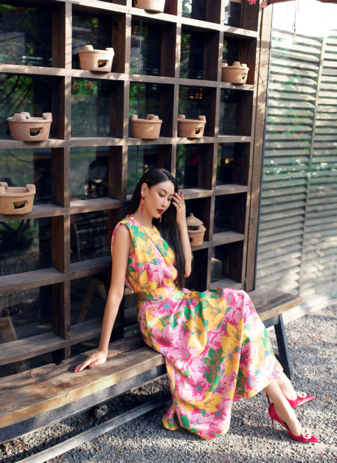Hoa hậu Hà Kiều Anh khoe vẻ đẹp mặn mà trong thiết kế Xuân hè của VUNGOC&SON