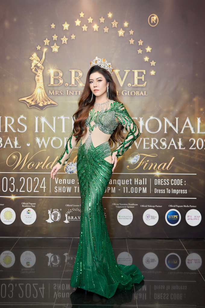 Hoa hậu Trần Hà Trâm Anh làm giám khảo cuộc thi quốc tế, bật khóc khi trao vương miện