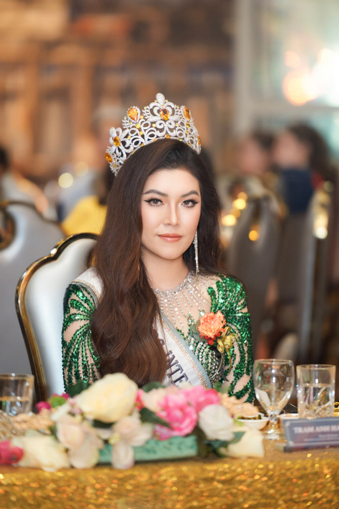 Hoa hậu Trần Hà Trâm Anh làm giám khảo cuộc thi quốc tế, bật khóc khi trao vương miện