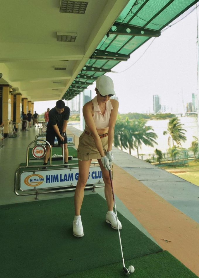 Hoa hậu Thu Hoài tập gym, yoga còn thêm đam mê golf, bảo sao sắc vóc khiến dân tình ngưỡng mộ