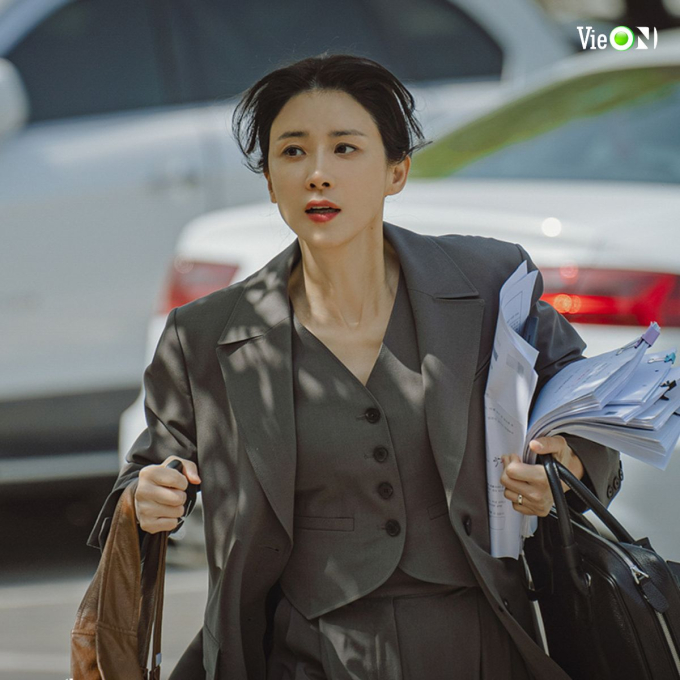 “Chị đại” Lee Bo Young bỗng mất chồng sau một đêm, Kim Hye Yoon quay ngược thời gian cứu thần tượng