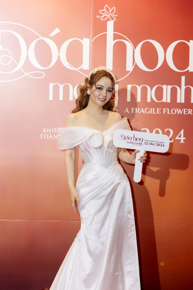 Ngay khi Đoá hoa mong manh ra mắt, Mai Thu Huyền bất ngờ nhận giải thưởng Đạo diễn xuất sắc nhất