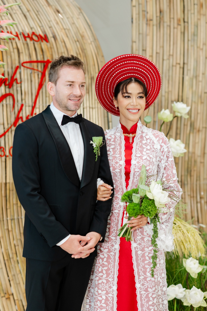 Nghệ sĩ Việt nô nức dự đám cưới Minh Tú: Cùng diện outfit đen sang trọng, ai nổi bật nhất rừng sao?