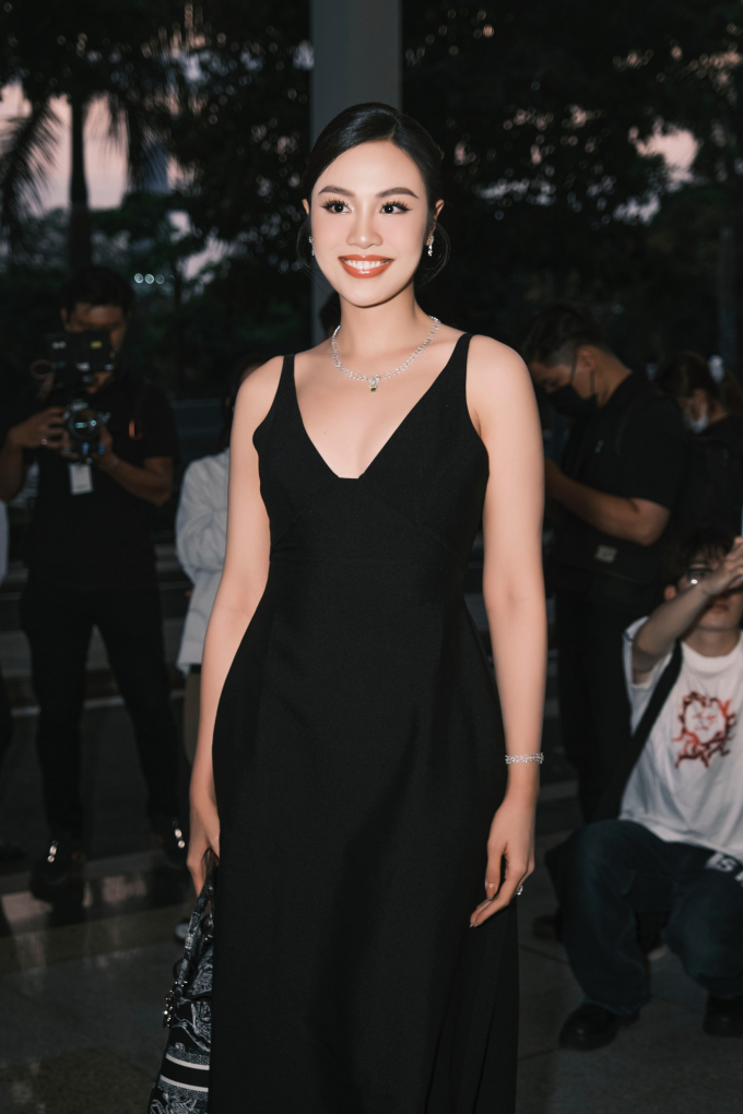Nghệ sĩ Việt nô nức dự đám cưới Minh Tú: Cùng diện outfit đen sang trọng, ai nổi bật nhất rừng sao?