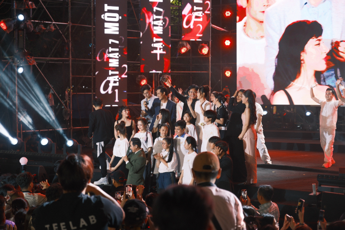 Sự kiện cháy nhất HIFF 2024: Hàng ngàn khán giả cổ vũ cho Lý Hải cùng dàn cast tại showcase Lật mặt 7