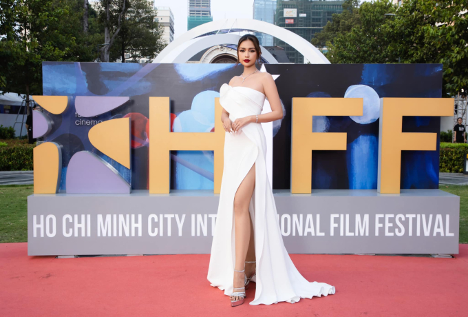 Cùng làm đại sứ HIFF 2024: Xuân Hạnh ghi điểm với thiết kế cut-out, Thùy Tiên chọn váy đơn sắc vẫn chiếm spotlight